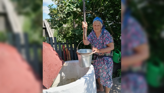 Любов Манойло біля колодязя. село Припутні, Ічнянська громада