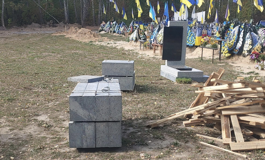 На цвинтарі в Ялівщині почали будувати меморіал. Але є нюанс - проєкт не погодили з адміністрацією парку