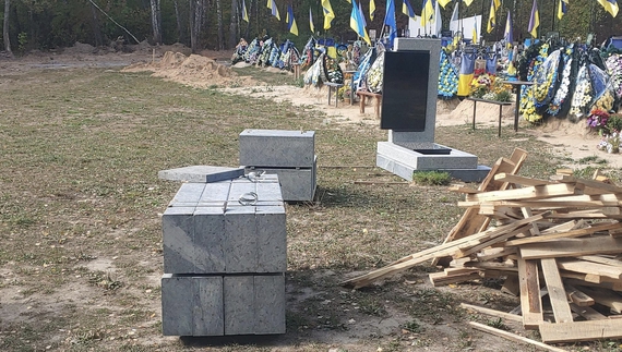 На цвинтарі в Ялівщині почали будувати меморіал. Але є нюанс - проєкт не погодили з адміністрацією парку