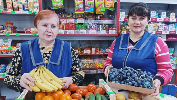 Продавчині магазину «Вега» Ірина Грищенко і Світлана Іванова