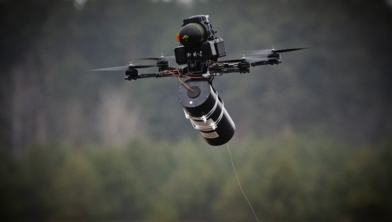 На Чернігівщині FPV-дрон на оптоволокні влучив у вікно приватного будинку