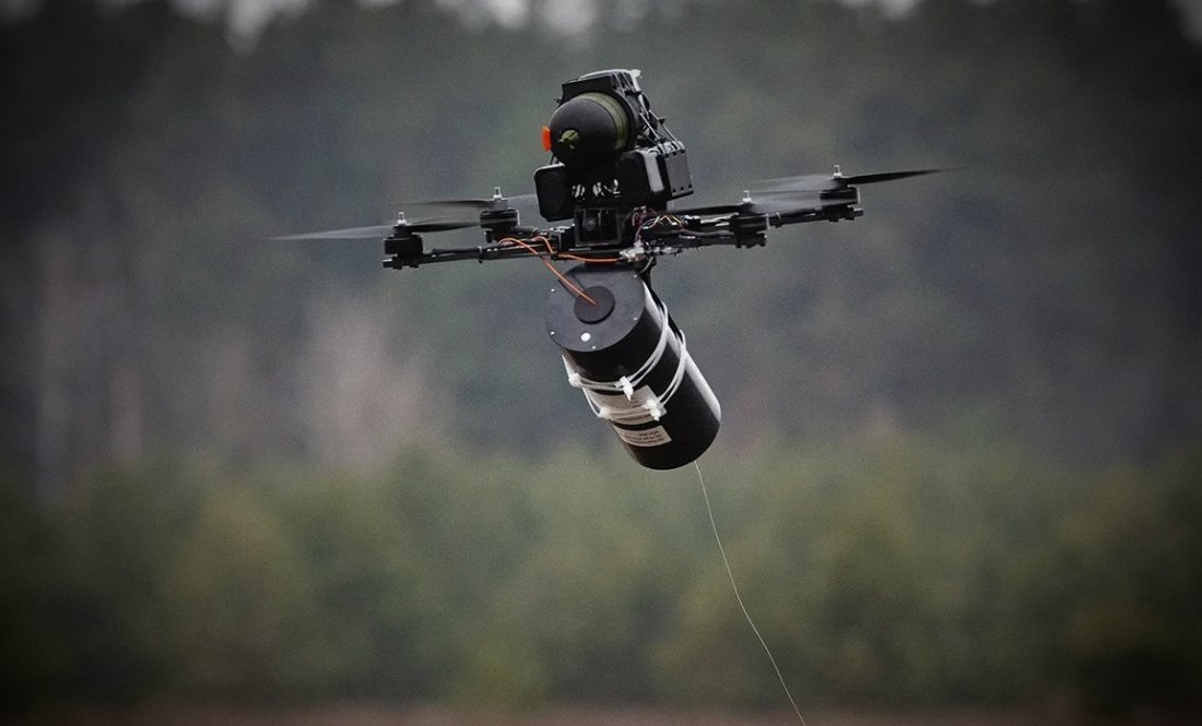 На Чернігівщині FPV-дрон на оптоволокні влучив у вікно приватного будинку