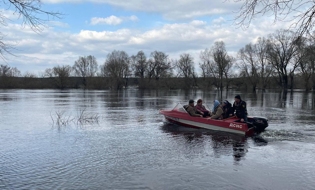 Велика вода у північній громаді на Чернігівщині – рятувальники перевозять людей човнами