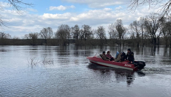 Велика вода у північній громаді на Чернігівщині – рятувальники перевозять людей човнами