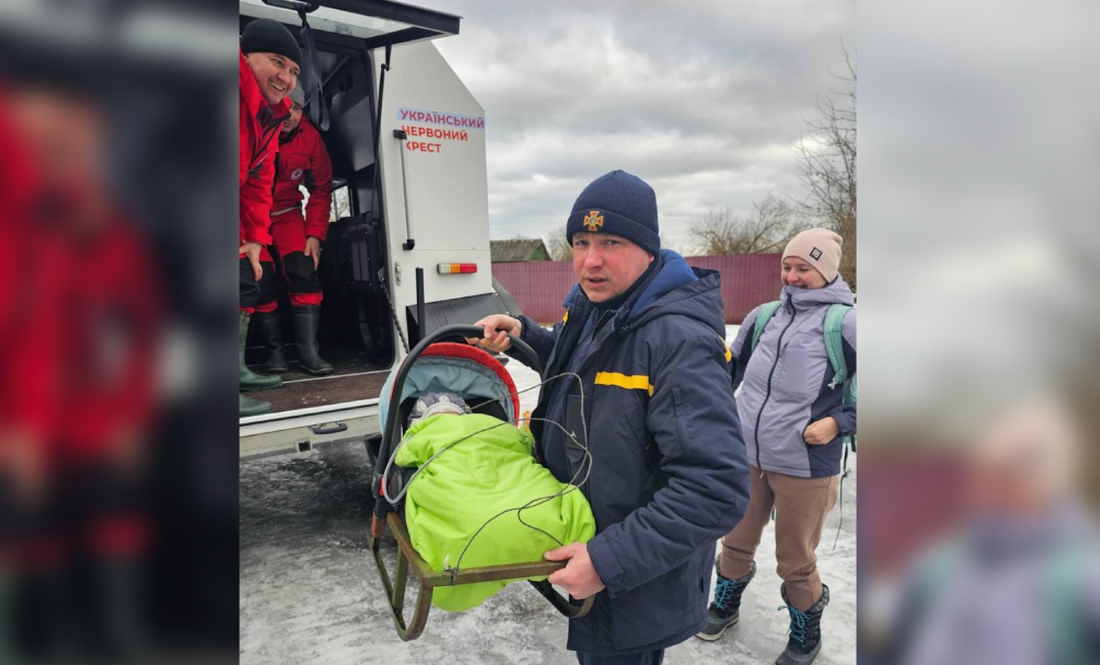 Вадим Отчич тримає санчата. У люльці спить Миколка