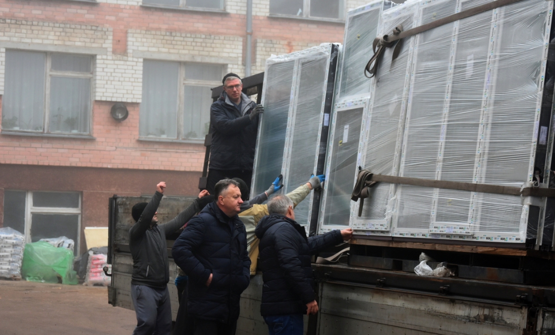 У селищній школі почали міняти вікна - будуть сучасні, металопластикові