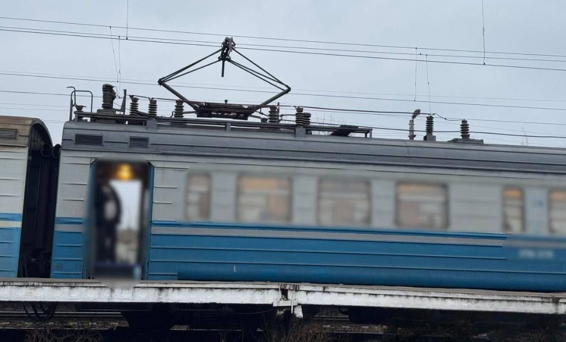 В електропотязі «Київ-Ніжин» 14-річний підліток «на слабо» схопив струмоприймач