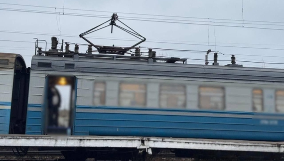 В електропотязі «Київ-Ніжин» 14-річний підліток «на слабо» схопив струмоприймач