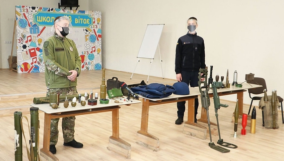 Школярам Чернігова розказали про заходи безпеки і поводження з підозрілими предметами