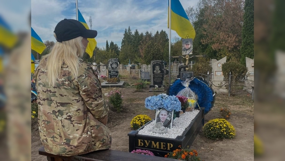 Світлана Завацька на могилі чоловіка Олександра Яременка