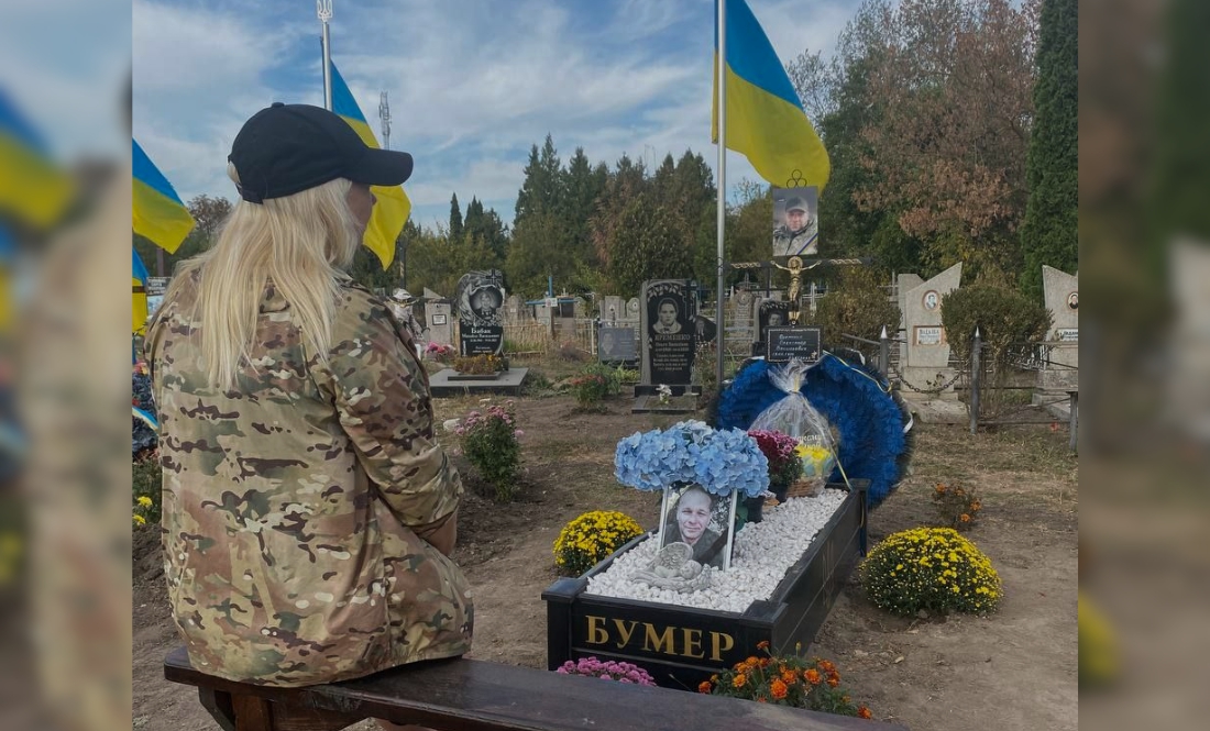 Світлана Завацька на могилі чоловіка Олександра Яременка