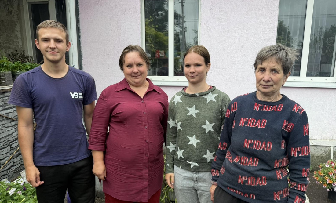 Зліва направо: Ярослав, брат, Людмила Терехова, мати, Яна Прокопенко та Катерина Сметаніна, бабуся