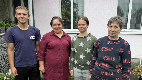Зліва направо: Ярослав, брат, Людмила Терехова, мати, Яна Прокопенко та Катерина Сметаніна, бабуся