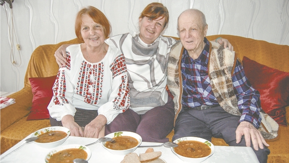 лла Супрун (у центрі) з батьками — Людмилою Павлівною та Іваном Євгенійовичем — смакують кваском