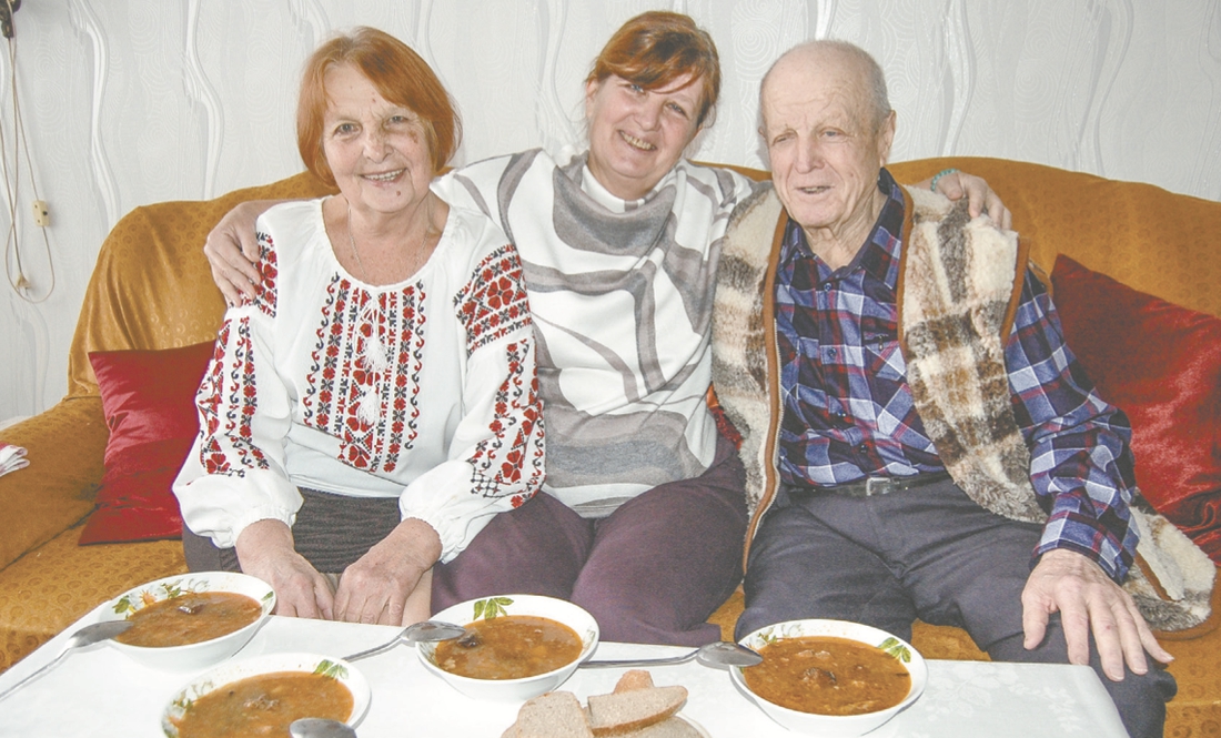 лла Супрун (у центрі) з батьками — Людмилою Павлівною та Іваном Євгенійовичем — смакують кваском