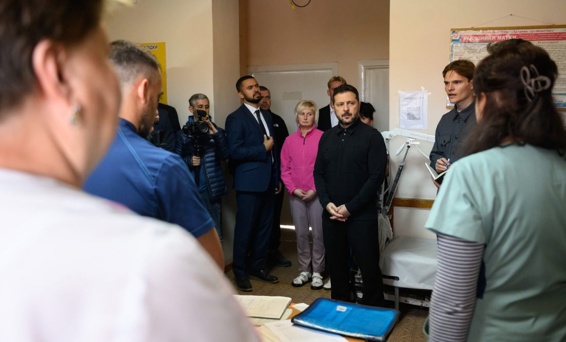 Не залишилося нікого з рідних і немає дому: Зеленський відвідав постраждалих у Прилуках