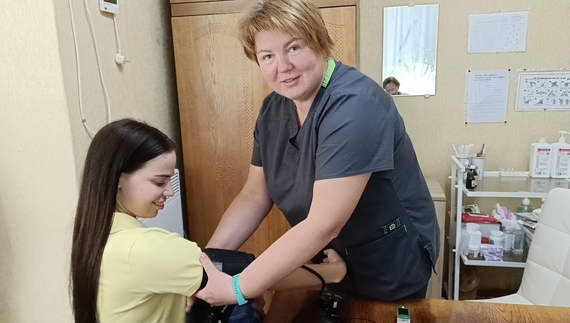 Наталії Качан вимірює тиск медсестра Світлана Черних