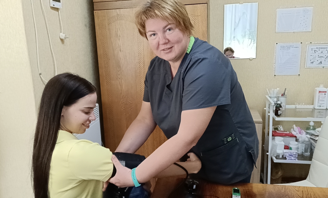 Наталії Качан вимірює тиск медсестра Світлана Черних