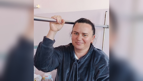 Алла Кузьменко тримається за поручень спеціального ліжка в хуріргічному відділенні