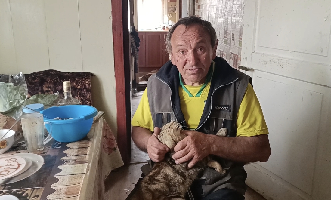 Сергій Костюченко з котом Маріаном. Чернігівщина