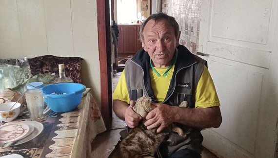 Сергій Костюченко з котом Маріаном. Чернігівщина