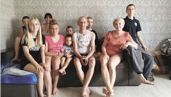 Зліва направо: у першому ряду Олександра, Олена, Тимофій, батьки-вихователі Дмитро Лапицький та Ольга Шестак; у другому ряду  Ярослав, Уляна, Толик, Ольга, Максим