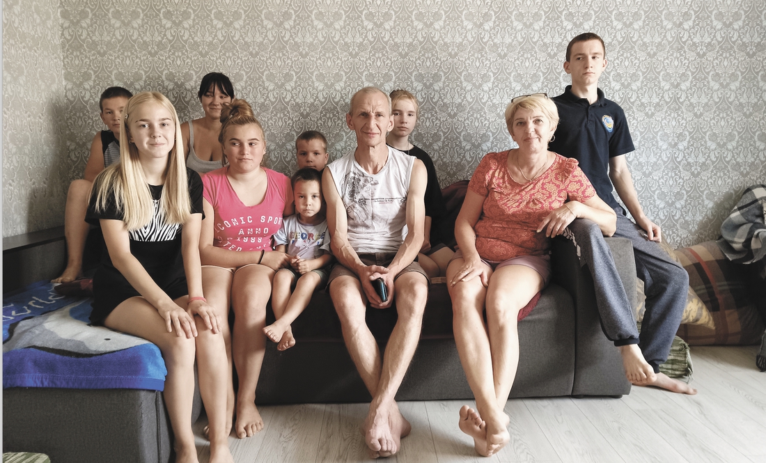Зліва направо: у першому ряду Олександра, Олена, Тимофій, батьки-вихователі Дмитро Лапицький та Ольга Шестак; у другому ряду  Ярослав, Уляна, Толик, Ольга, Максим