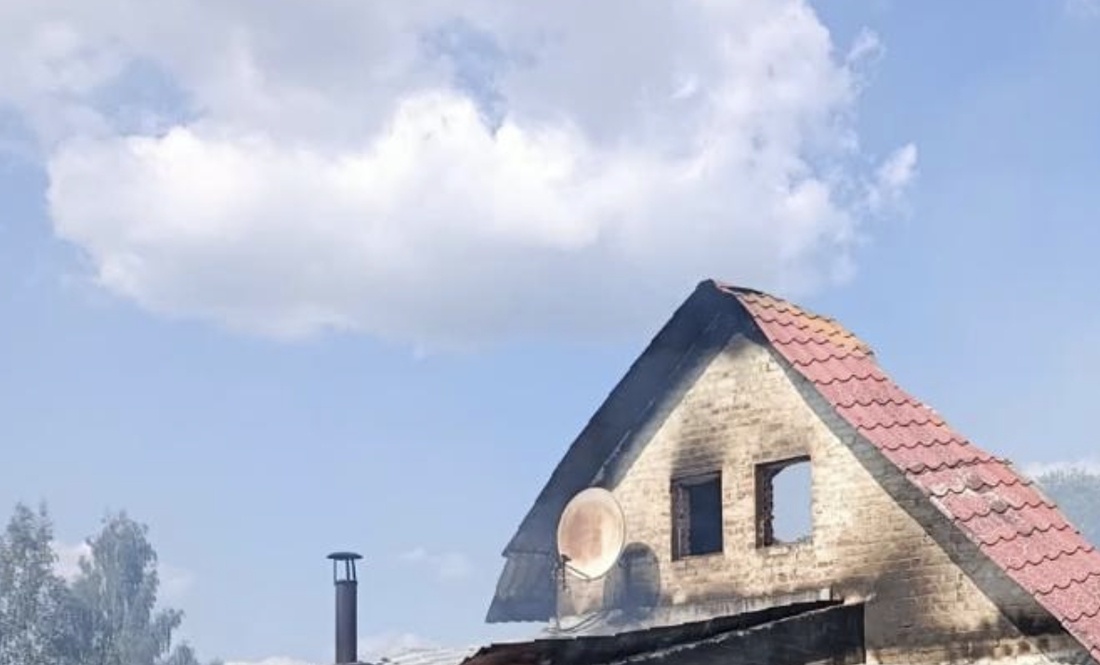 На Чернігівщині ворожий дрон влучив у житловий будинок. Фото джерела ЧЧ