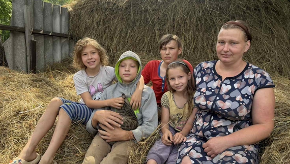 ліва направо: Валерія, Нікіта, Олена, Данило з матір’ю Ольгою Пястою на копиці сіна, яке заготовили для Кльопи і Марти