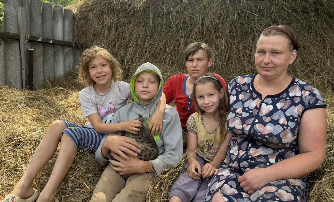 ліва направо: Валерія, Нікіта, Олена, Данило з матір’ю Ольгою Пястою на копиці сіна, яке заготовили для Кльопи і Марти