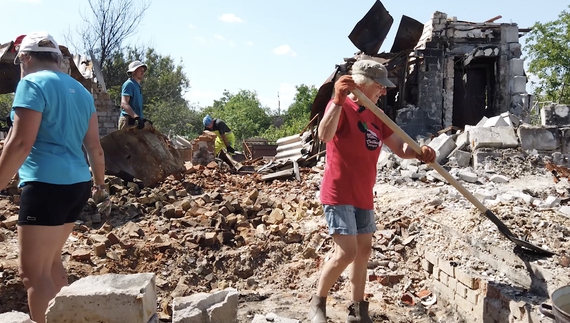 Роботи вистачить усім: мешканці розбомбленого мікрорайону Чернігова просять допомогти розбирати завали