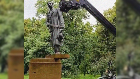 «Діти його називали Франком»: на Чернігівщині демонтували Горького