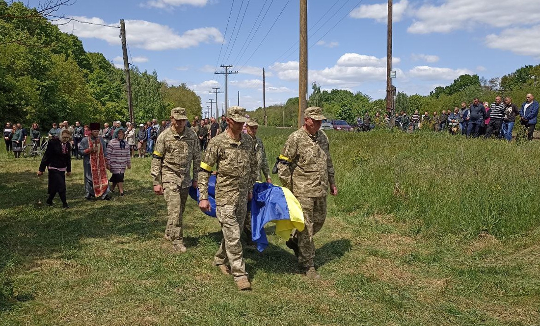 На Менщині в останню путь провели загиблого захисника