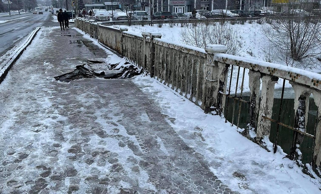 У центрі Чернігова пошкоджено міст через Стрижень