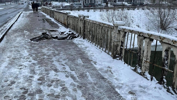 У центрі Чернігова пошкоджено міст через Стрижень