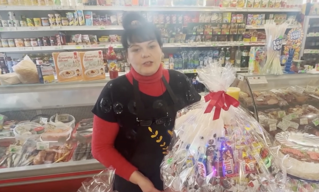 Незвичні букети роблять у магазині біля траси: із алкоголем, цукерками, шкарпетками, каже продавчиня Світлана. Селише Березне