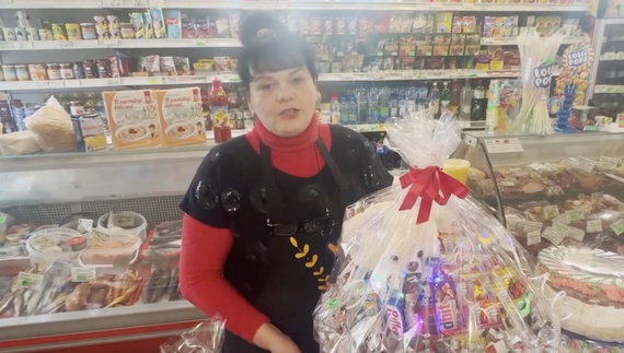 Незвичні букети роблять у магазині біля траси: із алкоголем, цукерками, шкарпетками, каже продавчиня Світлана. Селише Березне