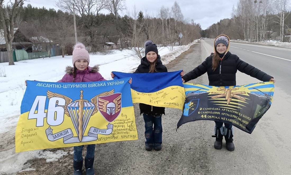 На фото зліва направо сестри Богдана Бойченко, Арина та Дарина Жолобецькі зустрічають звільнених полонених у Нових Яриловичах
