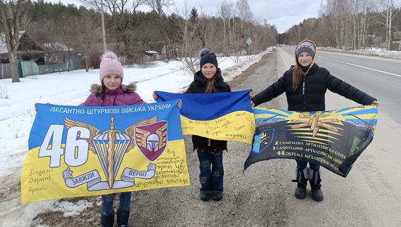 На фото зліва направо сестри Богдана Бойченко, Арина та Дарина Жолобецькі зустрічають звільнених полонених у Нових Яриловичах