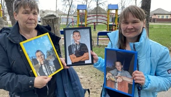 Оксана Тарасенко, бабуся, та Вероніка Якушева, мати, з портретами Станіслава