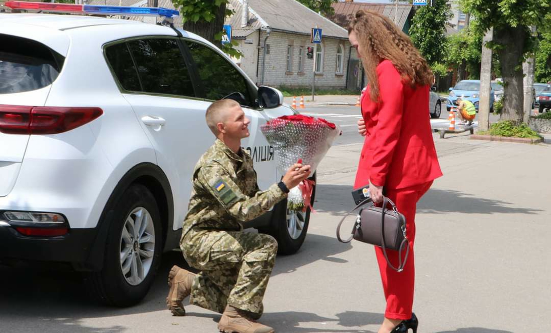 Чернігівський прикордонник романтично освідчився в коханні – допомогли поліцейські