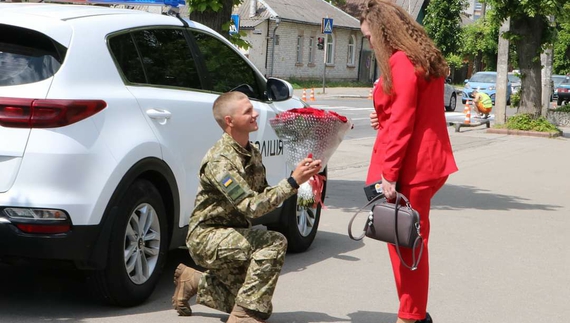 Чернігівський прикордонник романтично освідчився в коханні – допомогли поліцейські