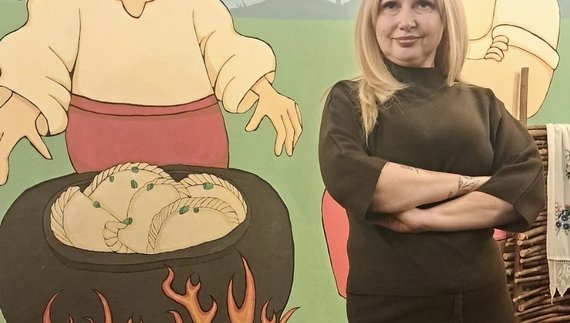 Ведуча приходить додому, на роботу, на природу: вітає зі святами. Військових безплатно