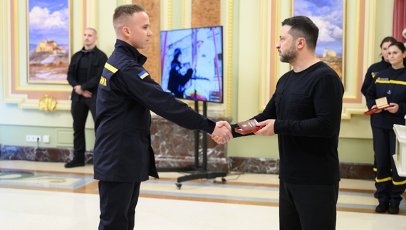 Максим Попел отримує нагороду від Президента Зеленського