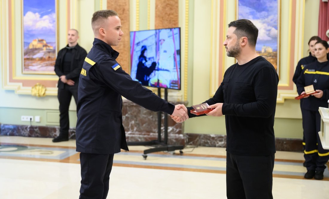Максим Попел отримує нагороду від Президента Зеленського