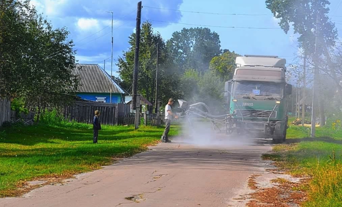 Попри щоденні обстріли у Семенівці ремонтують дороги