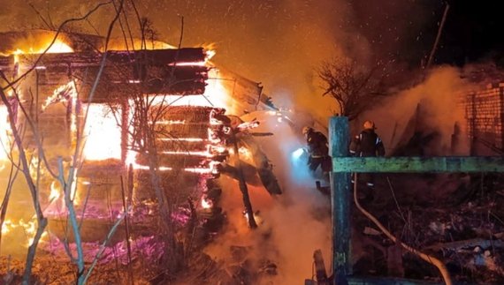 Сім'я шукає шафи, дивани, меблі. Дім, за три кілометри від Росії, згорів