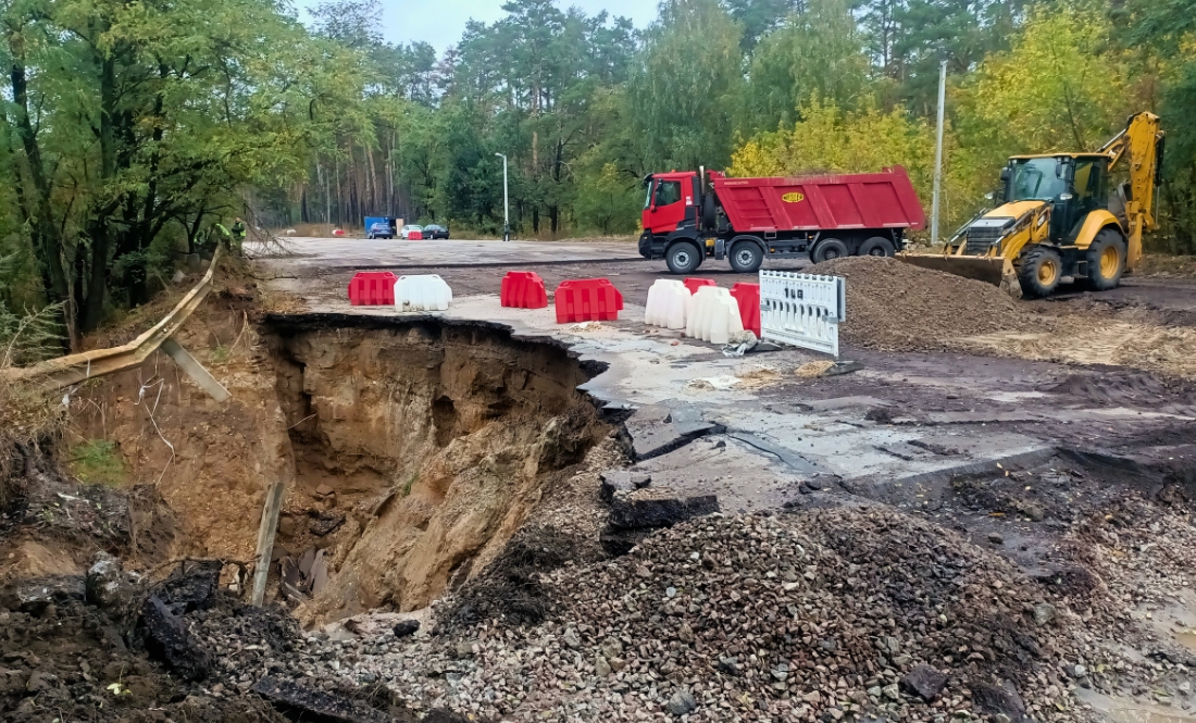 На об’їзній дорозі у Чернігові взялися ліквідовувати провалля