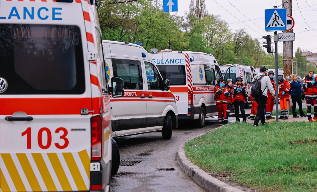 Медики, які прибули на місце ракетного удару