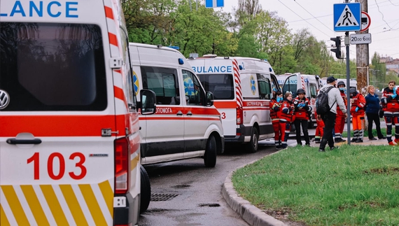 Медики, які прибули на місце ракетного удару